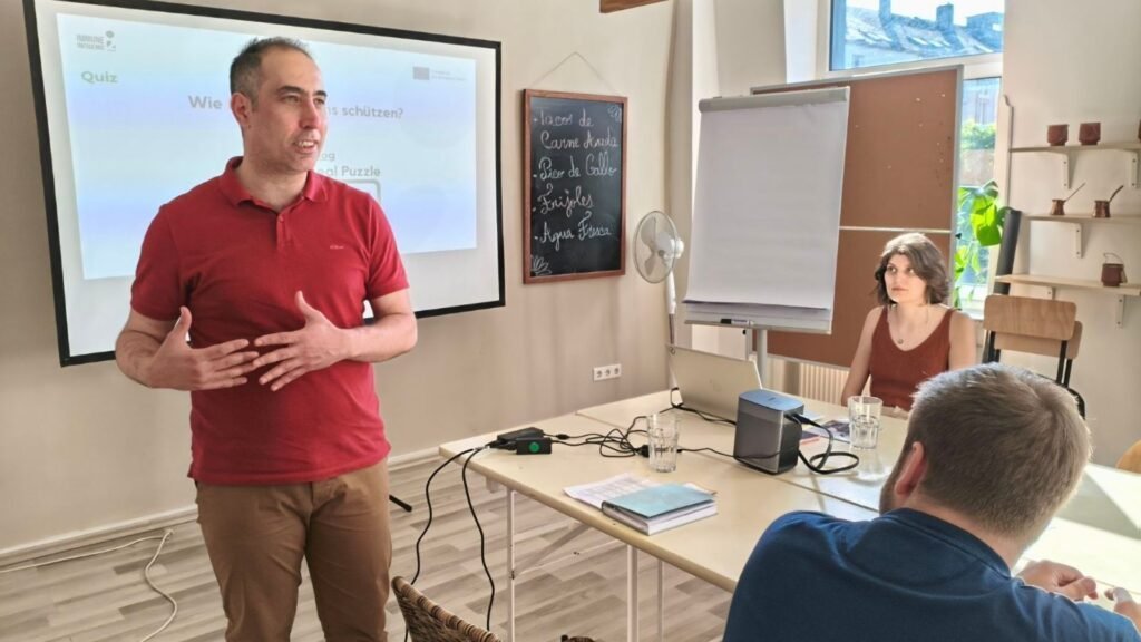 Democracy in the Age of AI: Battling Mis/disinformation through Education